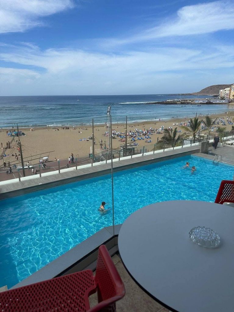 Entspannter Urlaub am Pool: Mit Auslandskrankenversicherung sicher reisen